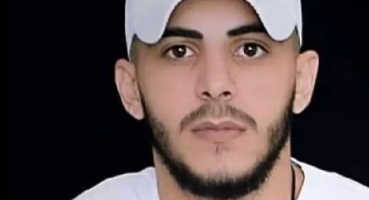 والدته تضعه أيقونة في صدرها ... أحمد الخراز ،،، طورد واعتقل رغم صغر سنه ومازالت العائلة تنتظر حريته